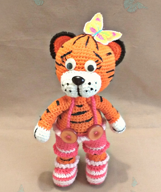 Вязаная игрушка "Тигрик в красном" в интернет-магазине Своими Руками