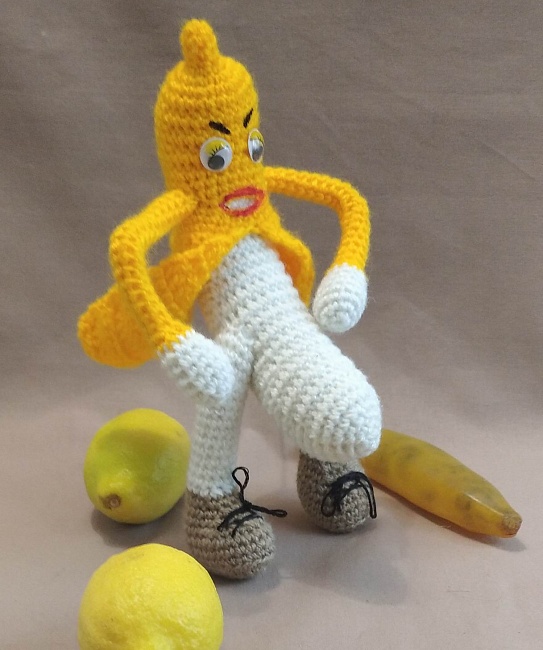 Вязаная игрушка "Банан Хулиган" в интернет-магазине Своими Руками