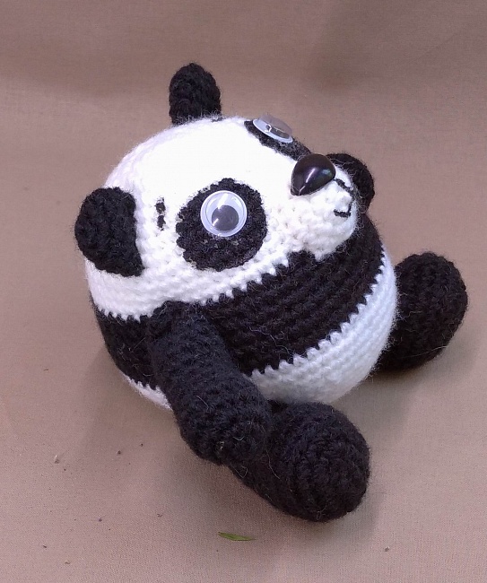 Вязаная игрушка "Мишка Панда" в интернет-магазине Своими Руками
