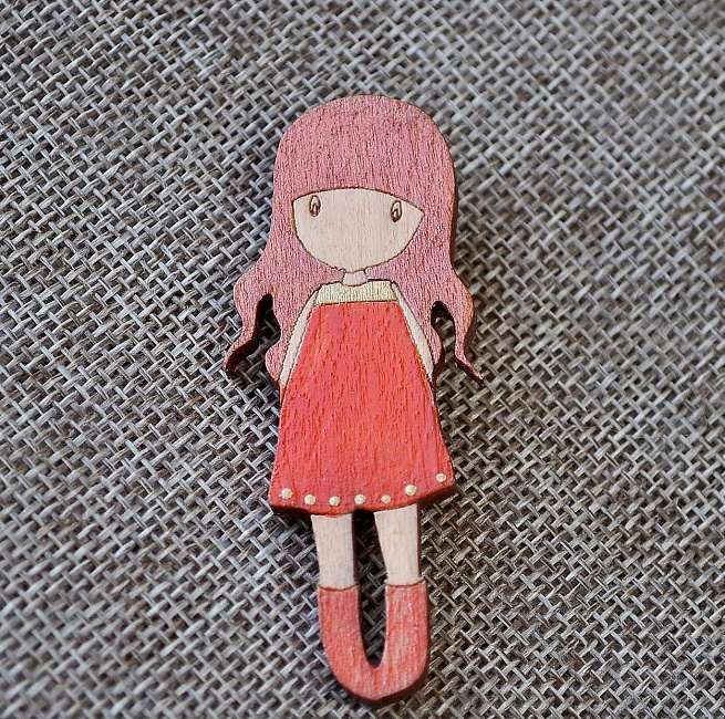 Значок из дерева "Девочка в красном" в интернет-магазине Своими Руками