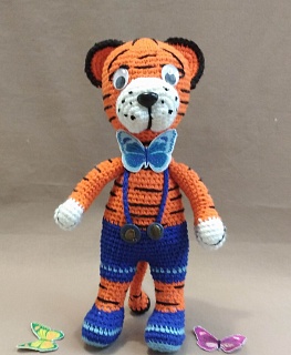Вязаная игрушка "Тигрик в синем" в интернет-магазине Своими Руками