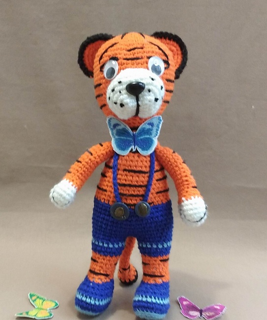 Вязаная игрушка "Тигрик в синем" в интернет-магазине Своими Руками