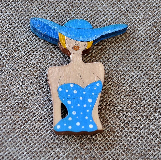 Значок из дерева "В голубом" в интернет-магазине Своими Руками