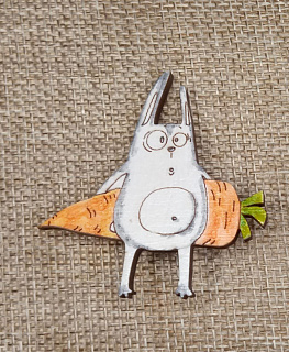 Значок из дерева "Морковный заяц" в интернет-магазине Своими Руками