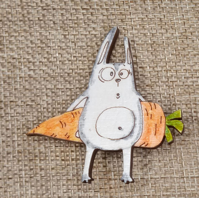 Значок из дерева "Морковный заяц" в интернет-магазине Своими Руками