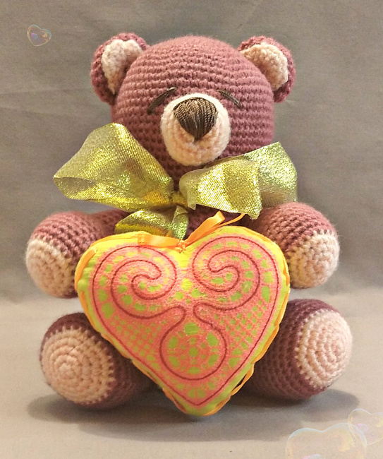 Вязаная игрушка "Мишка с сердцем" в интернет-магазине Своими Руками