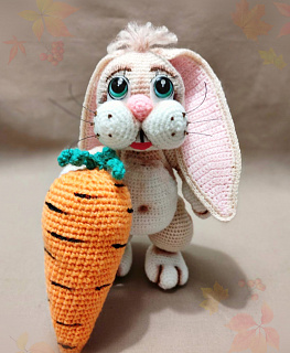 Вязаная игрушка "Зайка Пухляшка с морковкой" в интернет-магазине Своими Руками
