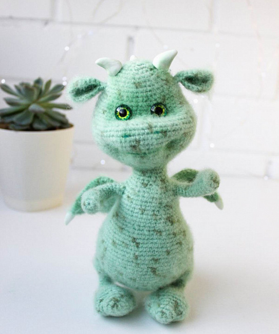 Вязаная игрушка "Добрый Динозаврик" в интернет-магазине Своими Руками