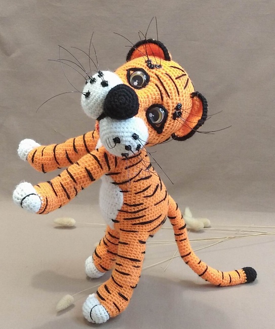 Вязаная игрушка "Тигр Рекс 2" в интернет-магазине Своими Руками