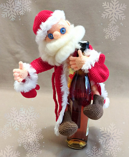 Вязаная игрушка "Дед Мороз" на бутылку в интернет-магазине Своими Руками