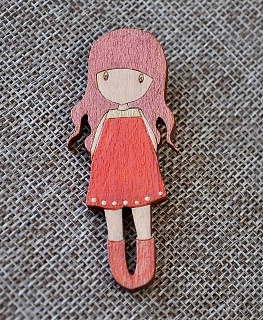 Значок из дерева "Девочка в красном" в интернет-магазине Своими Руками