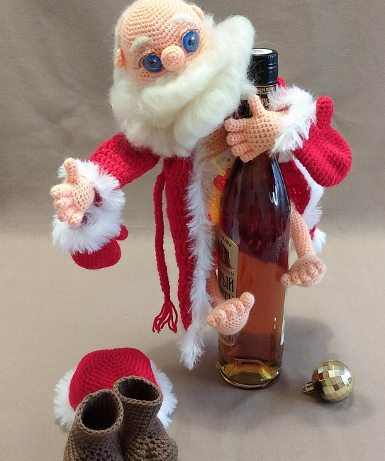 Вязаная игрушка "Дед Мороз" на бутылку в интернет-магазине Своими Руками