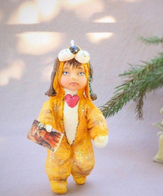 Ватная игрушка "Малыш в костюме собачки" в интернет-магазине Своими Руками