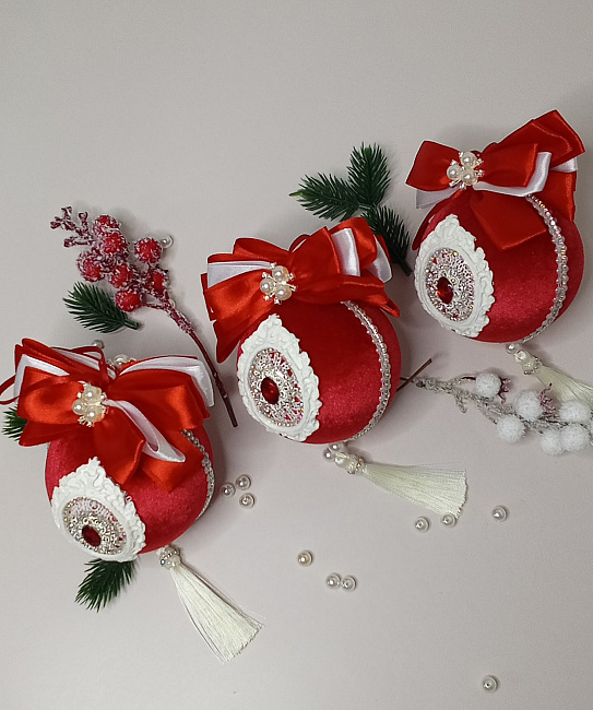 Набор елочных шаров "Красное и Белое". в интернет-магазине Своими Руками