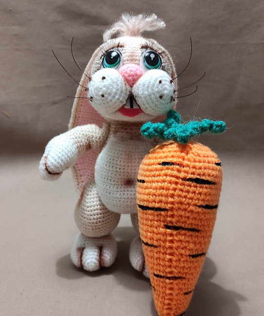 Вязаная игрушка "Зайка Пухляшка с морковкой" в интернет-магазине Своими Руками