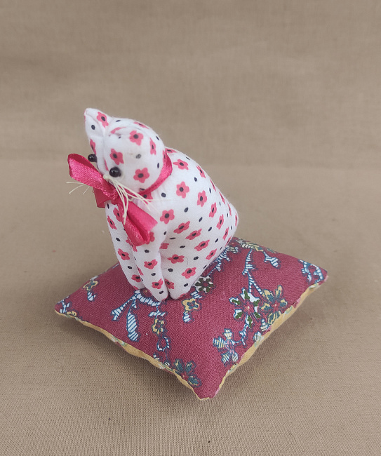 Текстильная игрушка "Котик на подушке" в интернет-магазине Своими Руками