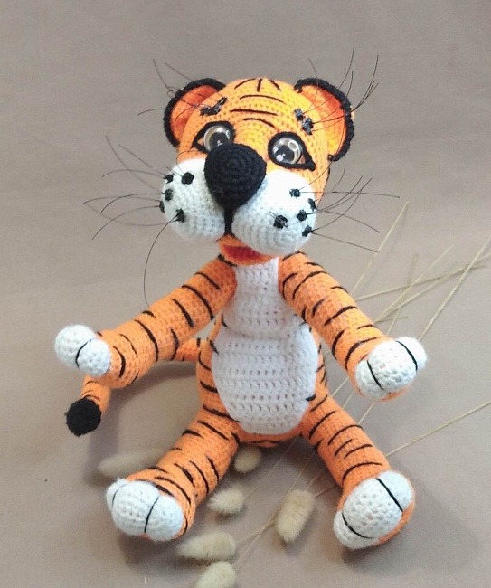Вязаная игрушка "Тигр Рекс 2" в интернет-магазине Своими Руками