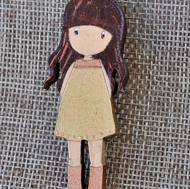Значок из дерева "Девчушка" в интернет-магазине Своими Руками